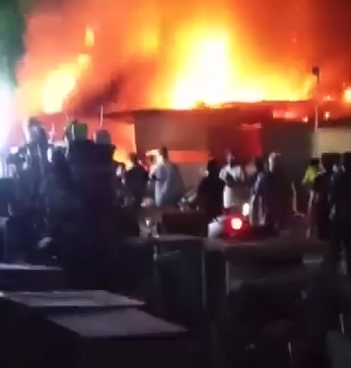 حريق يلتهم سوقا في حي العامل  (فيديو)