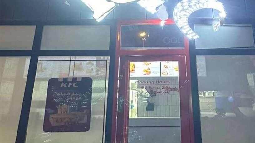 متظاهرون يغلقون مطعم KFC في شارع فلسطين