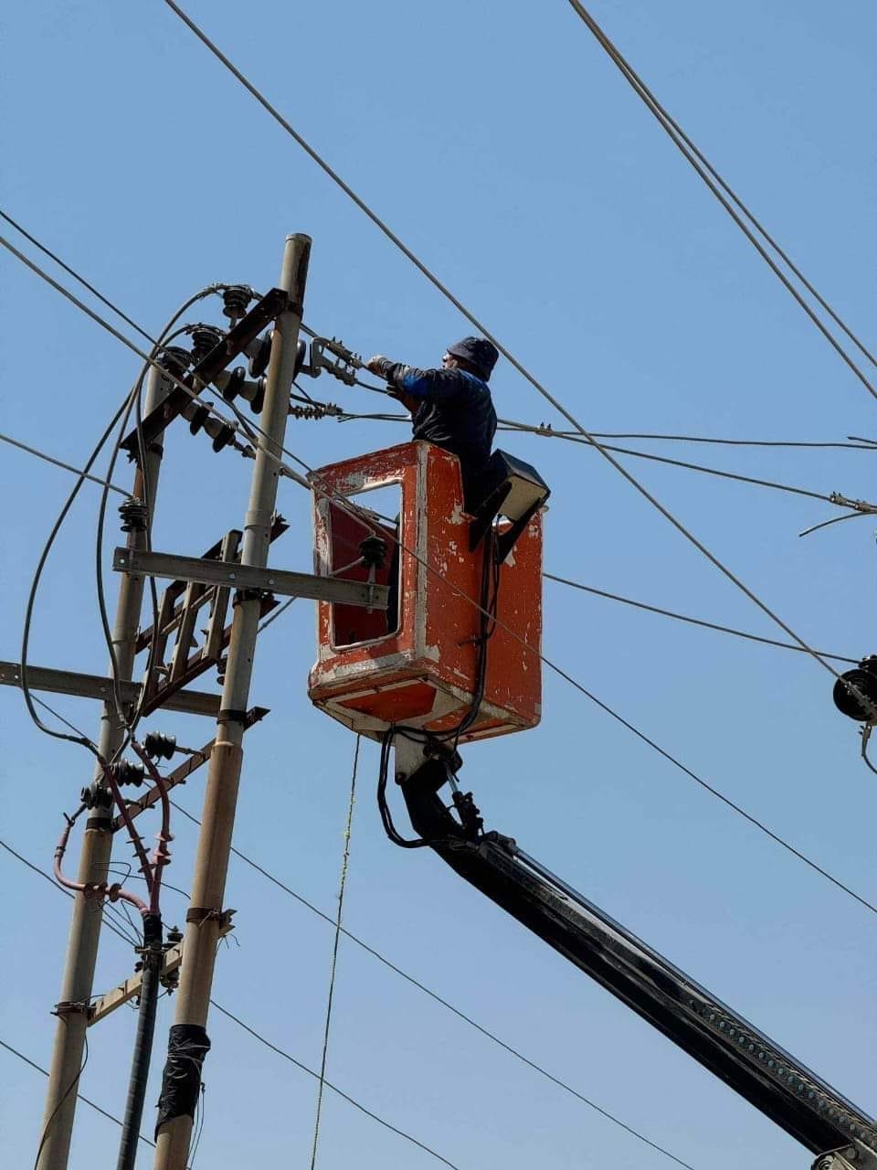 الكهرباء تعلن إعفاء 10 مسؤولين وتكشف عن حملة كبرى لرفع مليون تجاوز