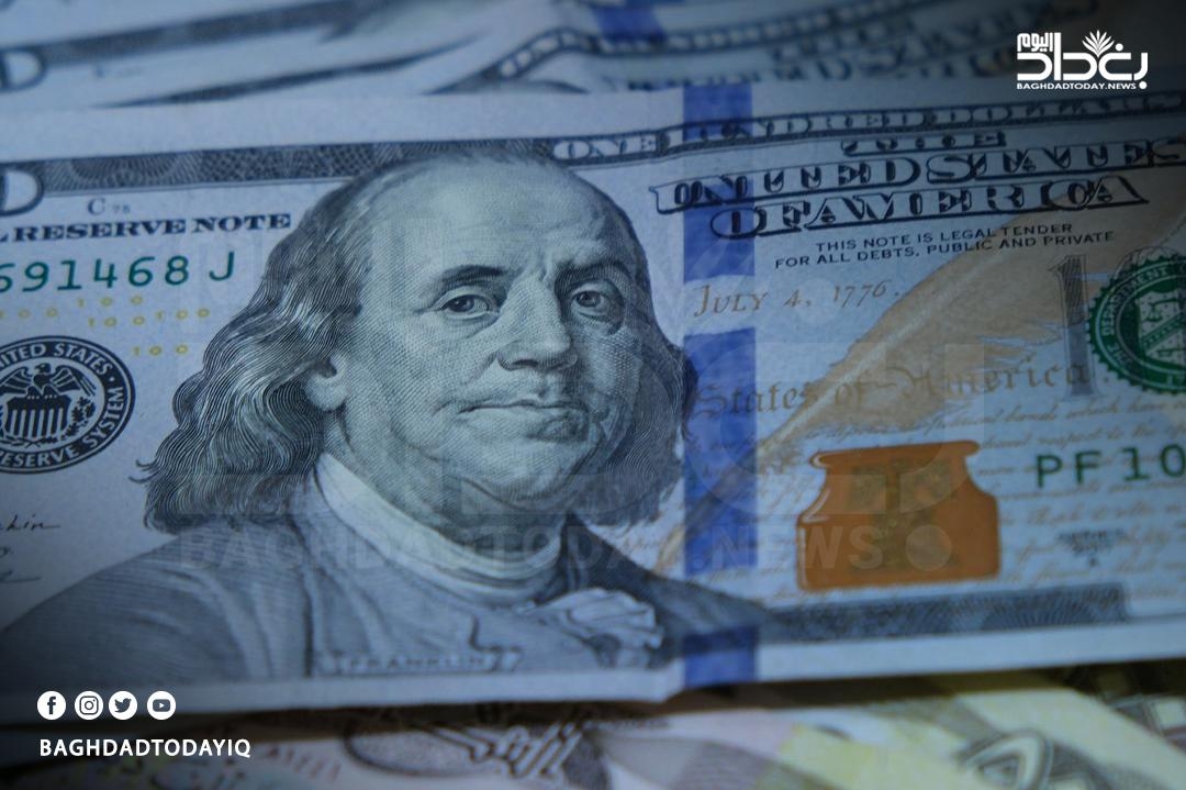 الدولار يتراجع قليلًا أمام الدينار العراقي في البورصة ويستقر بالأسواق المحلية