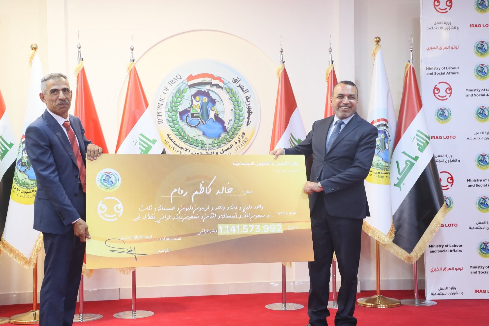 وزير العمل يسلم مواطنا عراقيا اكثر من مليار دينار فاز بها ضمن يانصيب خيري